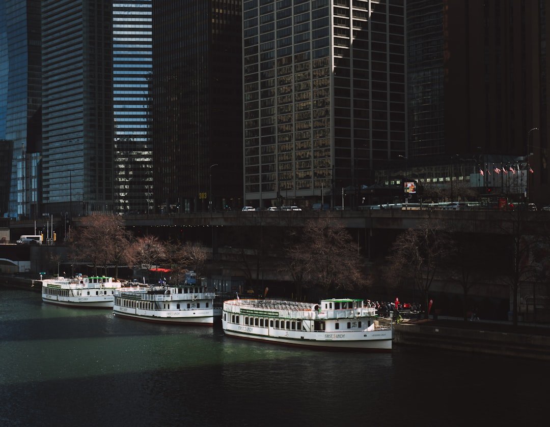 Chicago Riverwalk with architecture boat tour