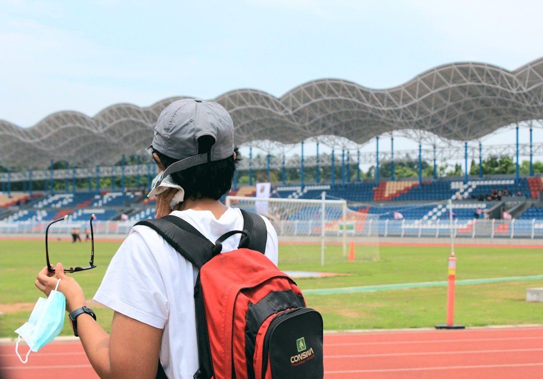 Wearable portable neck fan device for outdoor cooling