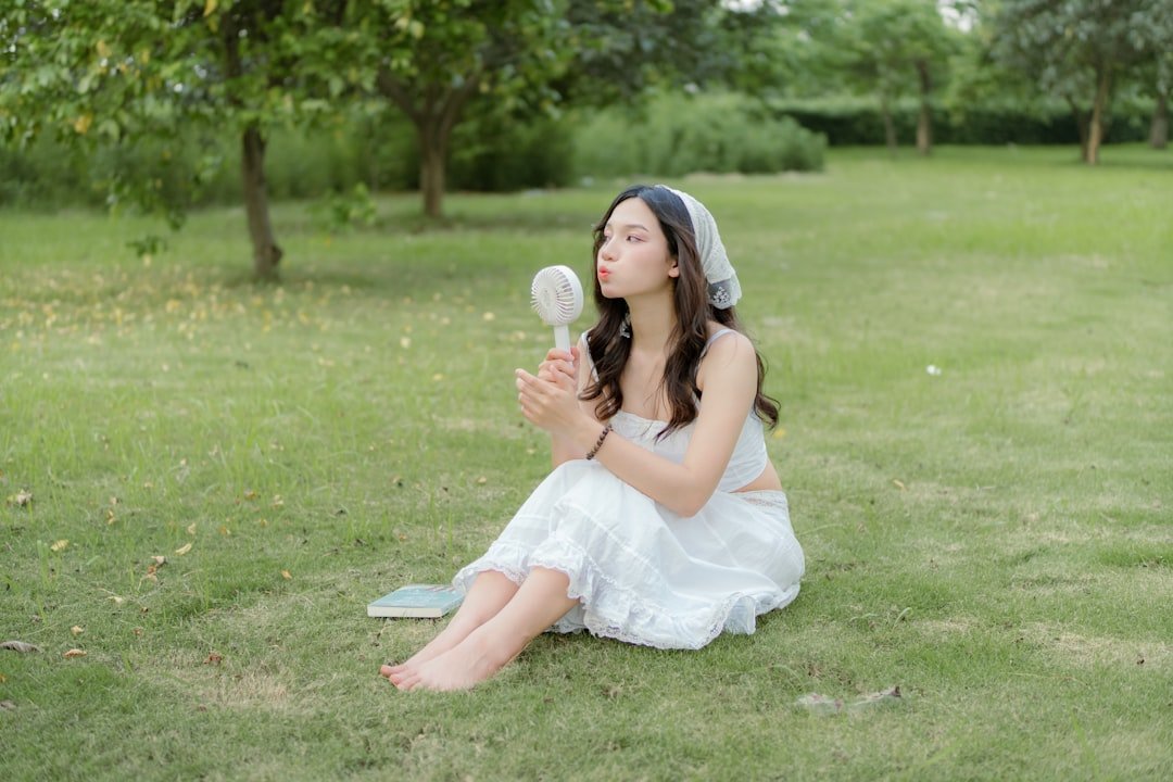 Portable handheld fan for travel and outdoor use