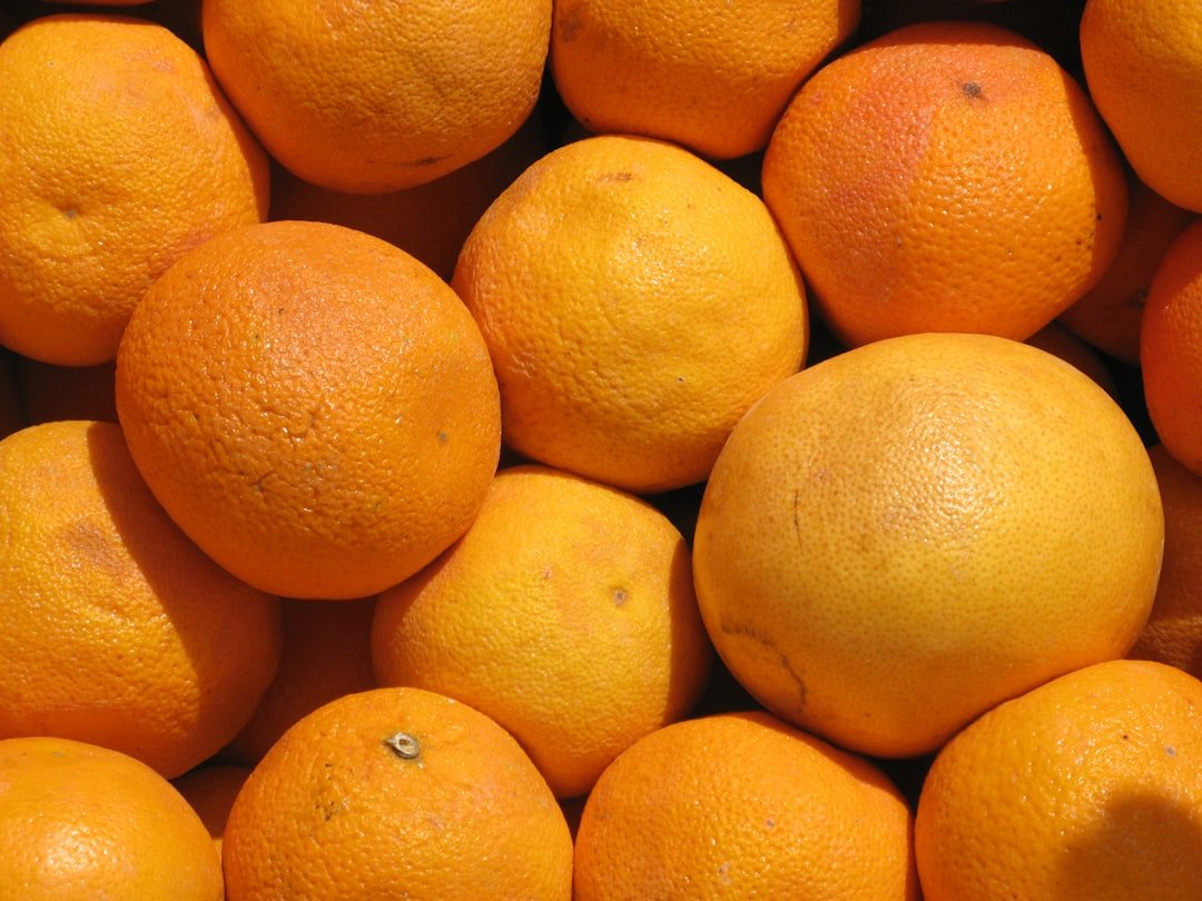 Fresh Florida oranges piled high at a produce stand