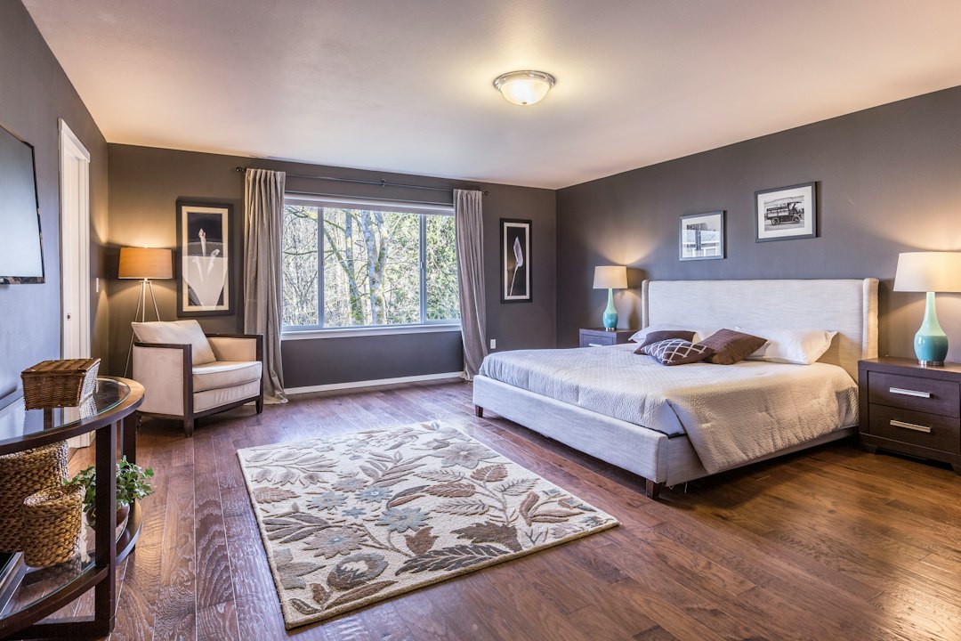 Bedroom with a large bed dressed in white bedding